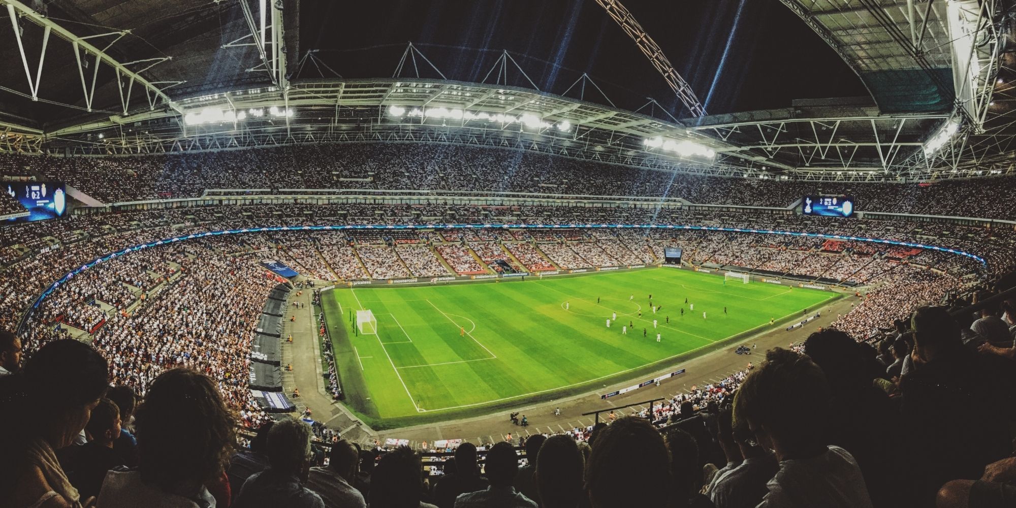Schrijver Security bij een voetbalwedstrijd