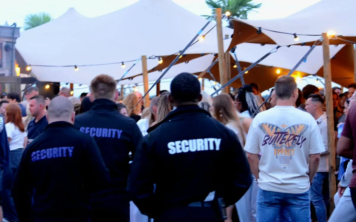 Beveiligers van Schrijver Security tussen het publiek bij een evenement
